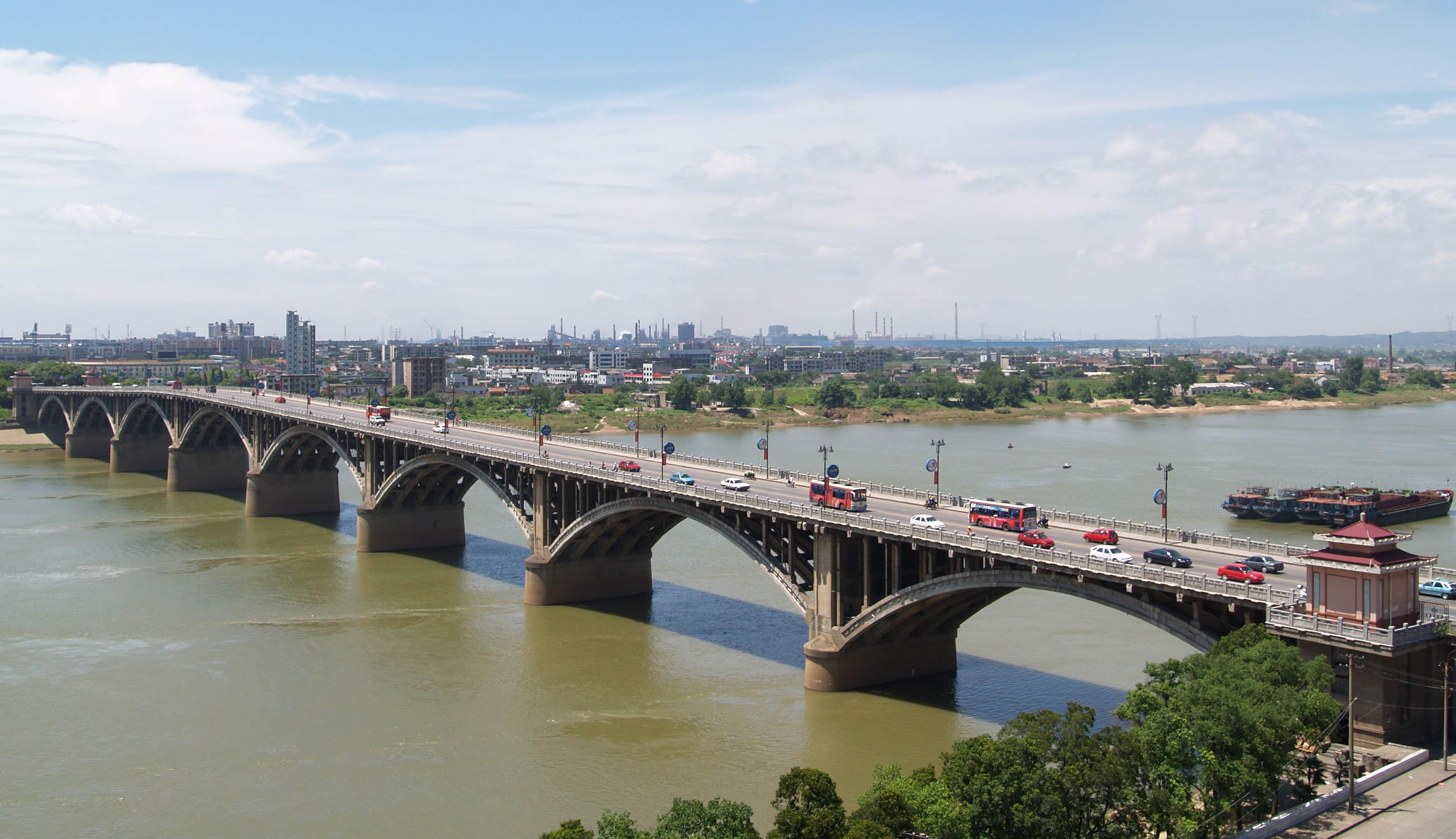 公司承建的湘潭一大橋工程被譽為“千里湘江第一橋”，比長沙市的第一座湘江大橋還早10年，一直以來是湘潭市標志性建筑